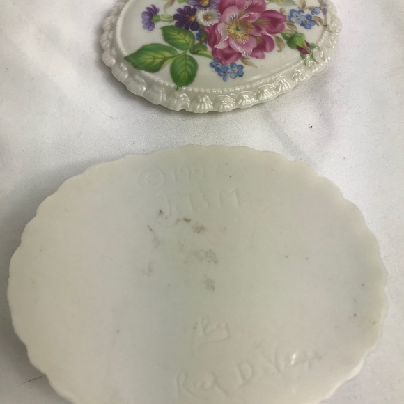 Hand Painted Vintage Porcelain Trinket Box - Picture 5 of 5